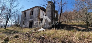 Edinstvena nepremičnina, veliko gradbeno zemljišče in velika kmetijska + kamnita hiša na hribu s pogledom na Motovun