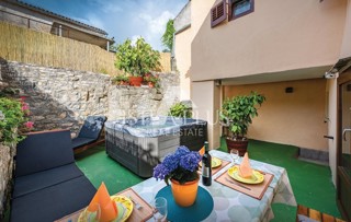 Poreč, okolica, delno prenovljen dvojček na mirni lokaciji