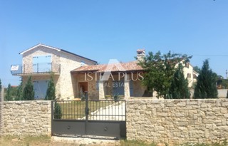 Istra, Poreč - Lepa samostojna hiša z dvema apartmajema in velikim, lepim zemljiščem