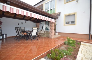 Istra, Poreč Priložnost! Družinska hiša razdeljena na 2 apartmaja v Poreču 1500m od morja!!
