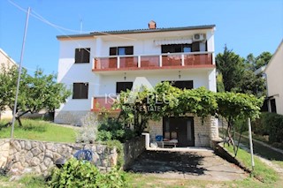 Hiša v Poreču s 3 apartmaji in lepo parcelo