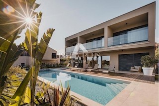 Luksuzna moderna vila z bazenom, 900 m od morja!