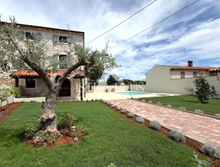 Istra, okolica Poreča, Obnovljena kamnita hiša z bazenom - brezčasna lepota in moderno udobje