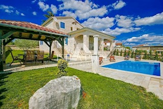 Lepa kamnita vila z bazenom