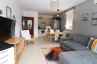 Apartma v pritličju z dvema spalnicama in bazenom - 900m od morja