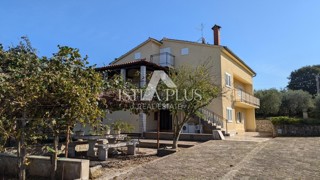 Prostorna samostojna hiša v bližini Poreča z dvema apartmajema