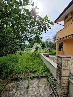 Dvojček 2 km od morja - predmestje Poreča