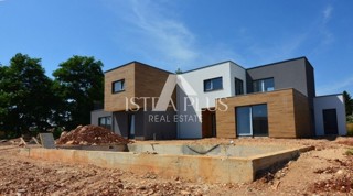 Ta postavitev predstavlja popolno ravnovesje med praktičnostjo in razkošjem, z veliko prostora za družino in goste ter poudarkom na odprtem prostoru in povezovanju z naravo. Moderna in kvalitetna zasnova nove hiše s poudarkom na udobju in sodobnih t