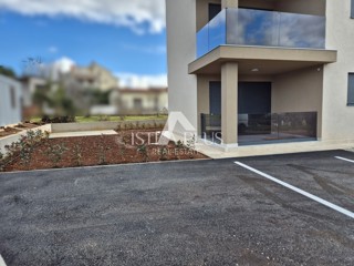 Istra, območje Poreča 1500m od morja - Stanovanje v novi stavbi z dvigalom - pritličje z dvoriščem