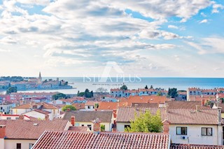 Ekskluziven penthouse s panoramo Poreča in morja, 5 spalnicami in garažo