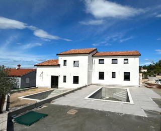 OKOLICA POREČA, DVOJNA HIŠA S POGLEDOM NA MORJE Z DVEMA SPALNICAMA, LEPO DVORIŠČE