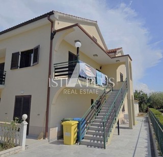 Istra, Poreč blizu centra in morja! Samostojna hiša s 3 apartmaji - prizidek in garaža!