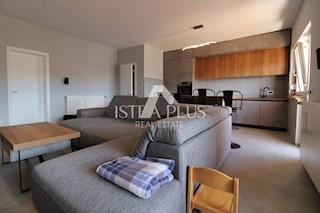 NOVO OPREMLJENO STANOVANJE V 1. NADSTROPJU Z GARAŽO+DVORIŠČEM - POREČ CENTER
