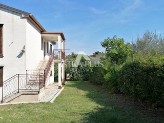 Ekskluzivna lokacija, hiša z dvema apartmajema 250m od morja, Poreč!