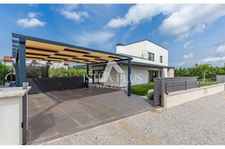 ČUDOVITA VILA Z BAZENOM - MODERNA ARHITEKTURA!!