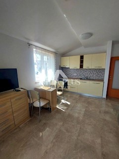 PRILOŽNOST!! Veliko stanovanje 104,86m2 - razdeljeno na 2 manjši stanovanji in dvorišče!! 2 km od morja