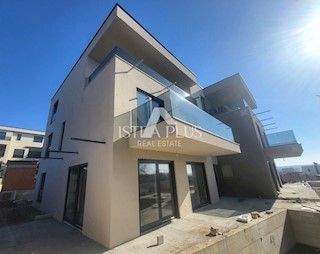 Dvonadstropno stanovanje z zasebnim bazenom in dvoriščem - Tar - Vabriga