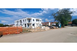 Poreč, okolica - Apartma v dveh etažah, dvorišče z bazenom, 2 KM DO MORJA!!