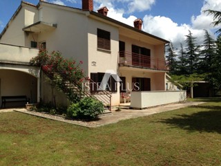 INVESTICIJSKA PRILOŽNOST!! Istra, Poreč - Hiša z 2 velikima stanovanjema + GRADBENO ZEMLJIŠČE v skupni izmeri 2636 m2!!