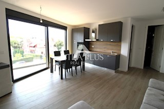 APARTMA NA ODLIČNI LOKACIJI, 400 METROV OD MORJA