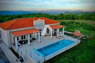 Edinstvena vila 12 km od morja