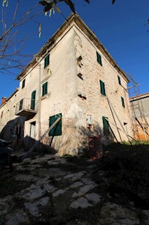 Posest s 3 hišami za adaptacijo - okolica Poreča