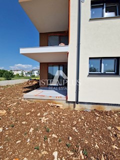 Na odlični lokaciji - Stanovanje v novogradnji - Poreč, pritličje z dvoriščem