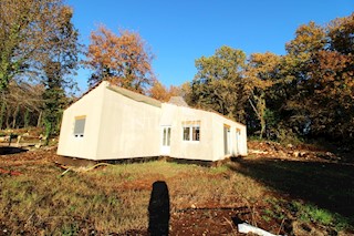 Montažna hiša z bazenom na mirni lokaciji - okoli Tinjana