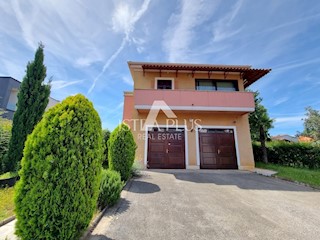 Samostojna hiša v dveh etažah le 500m od morja.