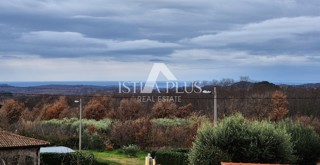 Istra, Poreč - Družinsko stanovanje v 1. nadstropju s panoramskim pogledom na morje V STAVBI Z DVIGALOM!