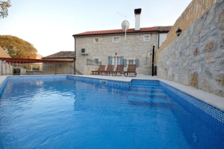 Rovinj, okolica, kamnita vila z bazenom