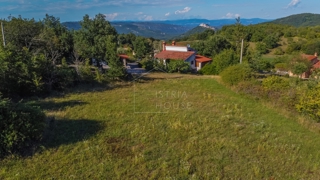 Motovun, okolica, zazidljiva parcela s pogledom na Motovun