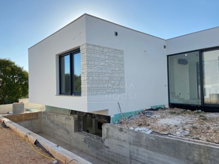 Rovinj, Umgebung, moderne Villa in ruhiger Umgebung