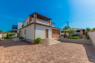 POREČ, okolica - lepa vila z bazenom