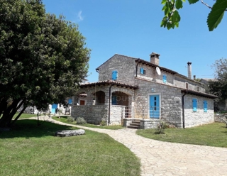 Rovinj, okolica, prenovljena kamnita hiša z bazenom