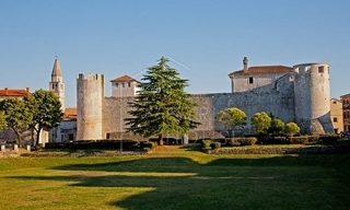 Svetvinčenat, okolica, gradbeno zemljišče s pogledom na morje v daljavi