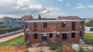 NOVIGRAD, okolica, stanovanje v prvem nadstropju novogradnje