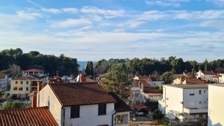 Poreč, stanovanje na dobri lokaciji s pogledom na morje