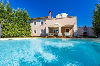 Svetvinčenat, okolica, družinska hiša z bazenom