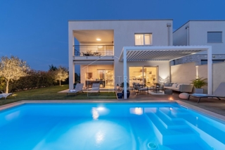 NOVIGRAD - lepa vila dvojček v bližini mesta
