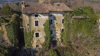 Motovun, kamnita hiša s pogledom na Motovun