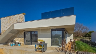 Vodnjan, nedokončana hiša s pogledom na morje