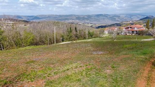 Motovun, okolica, zemljišče s čudovitim panoramskim razgledom