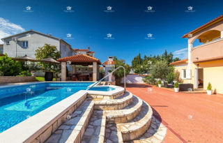 V PRODAJO – Luksuzna vila s bazenom in wellnessom v Pulju, 260 m², 4 stanovanja, 650 m od morja