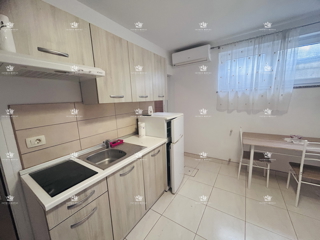 Istra, Umag, stanovanje 61 m2, 1 soba + dnevna soba, plus garsonjera 16 m2 v kleti, dvorišče 79 m2, 2 parkirni mesti 38 m2, etažirano, urejeni dokumenti, pogled na morje