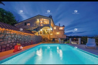 Opatija, Veprinac, apartmanska hiša 1.000 m2, zemljišče 1.052 m2, pogled na morje, 7 stanovanj, poslovni prostor, bazen, turizem