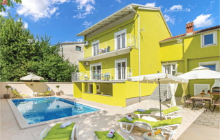 Na prodaj – Družinska hiša s bazenom v Pulju, Valdebek – 220 m² bivalne površine + 400 m² zemljišča!