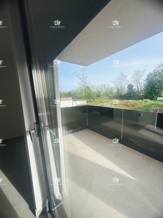 Prodaja stanovanja v Umagu – 2 spalnici + dnevna soba, 64 m², pogled na morje, parkirno mesto, blizu centra!