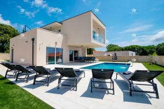 Luksuzna vila z bazenom za prodajo – Pula, novogradnja, Istra.