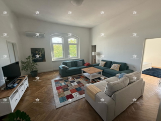 Prodaja stanovanje Pula, center – 100 m², 3 spalni prostori, parkirišče, vrhunska lega, Istra.
